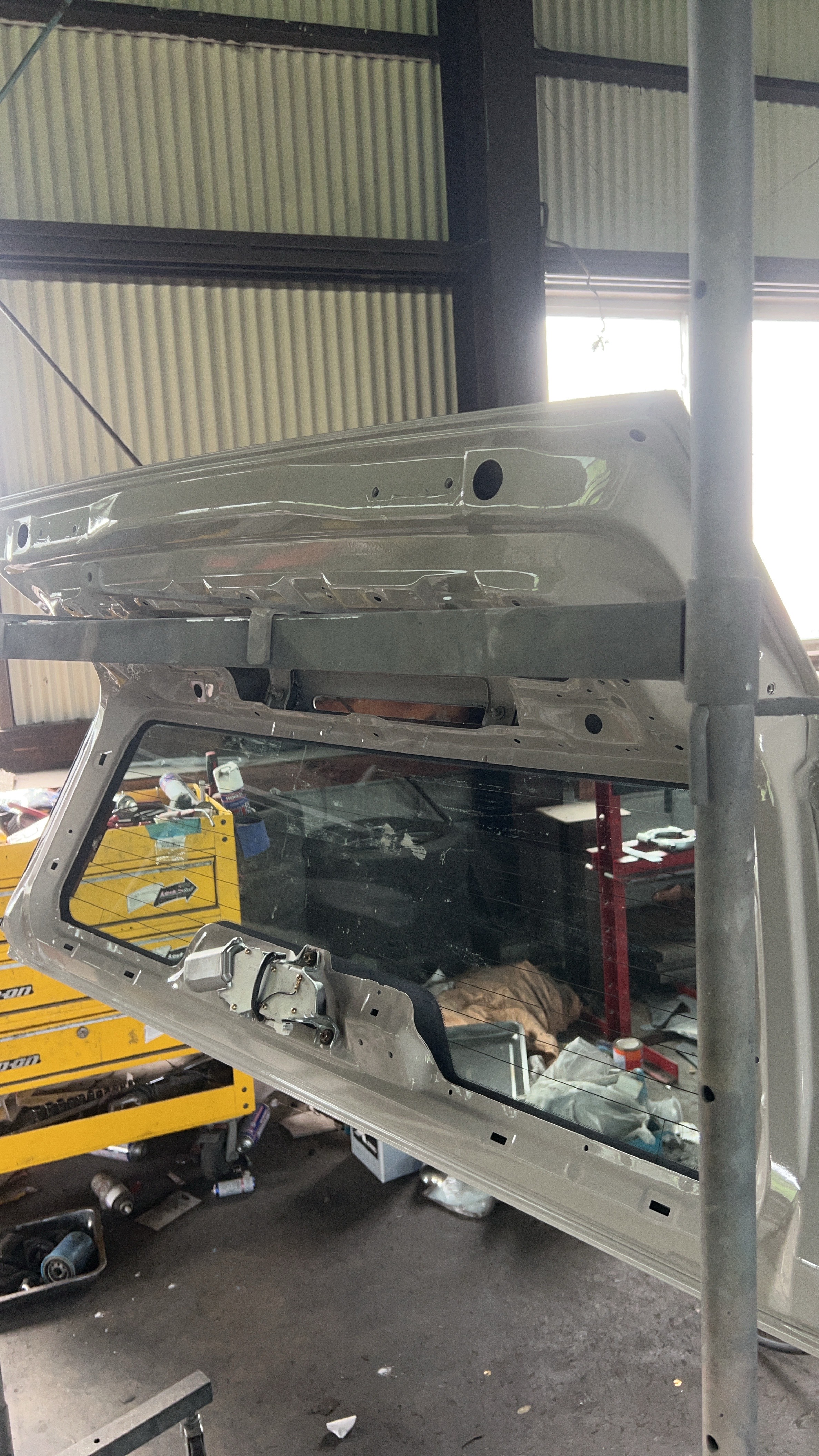 Rear tailgate inside