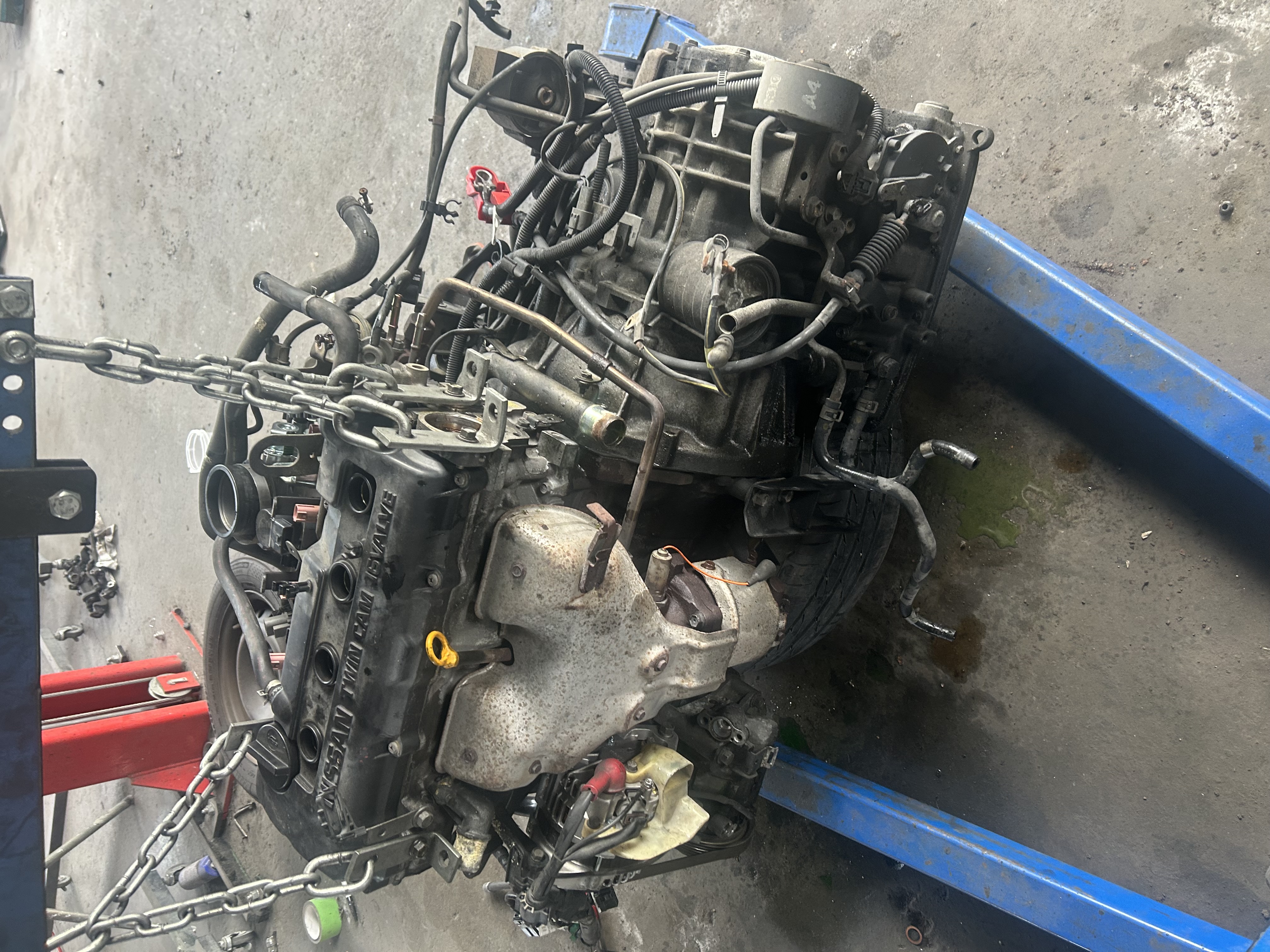 Detailed inspection: Checking seals, auxiliary belts, and mounts before service begins.