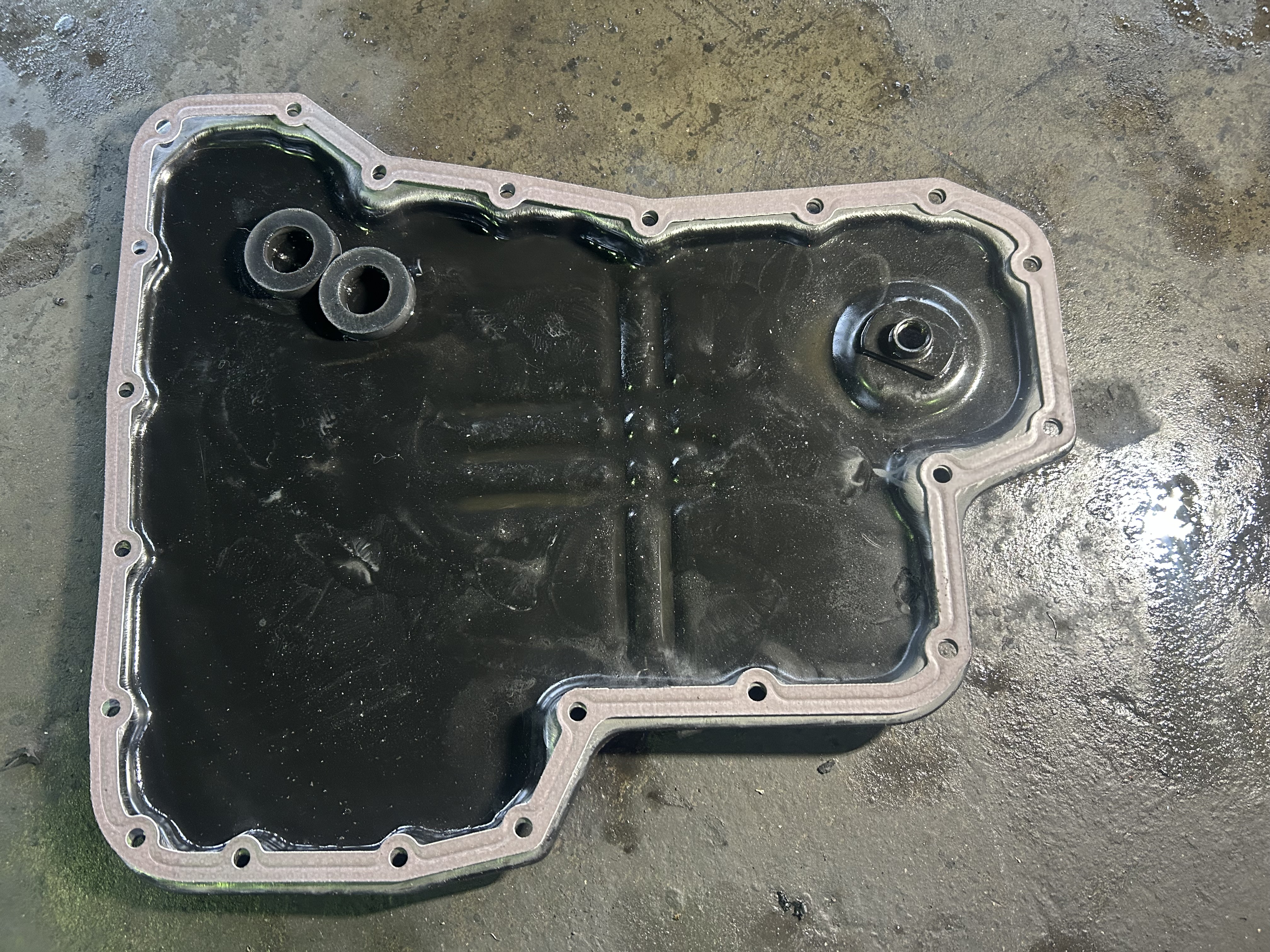 New gasket installed on the cleaned oil pan