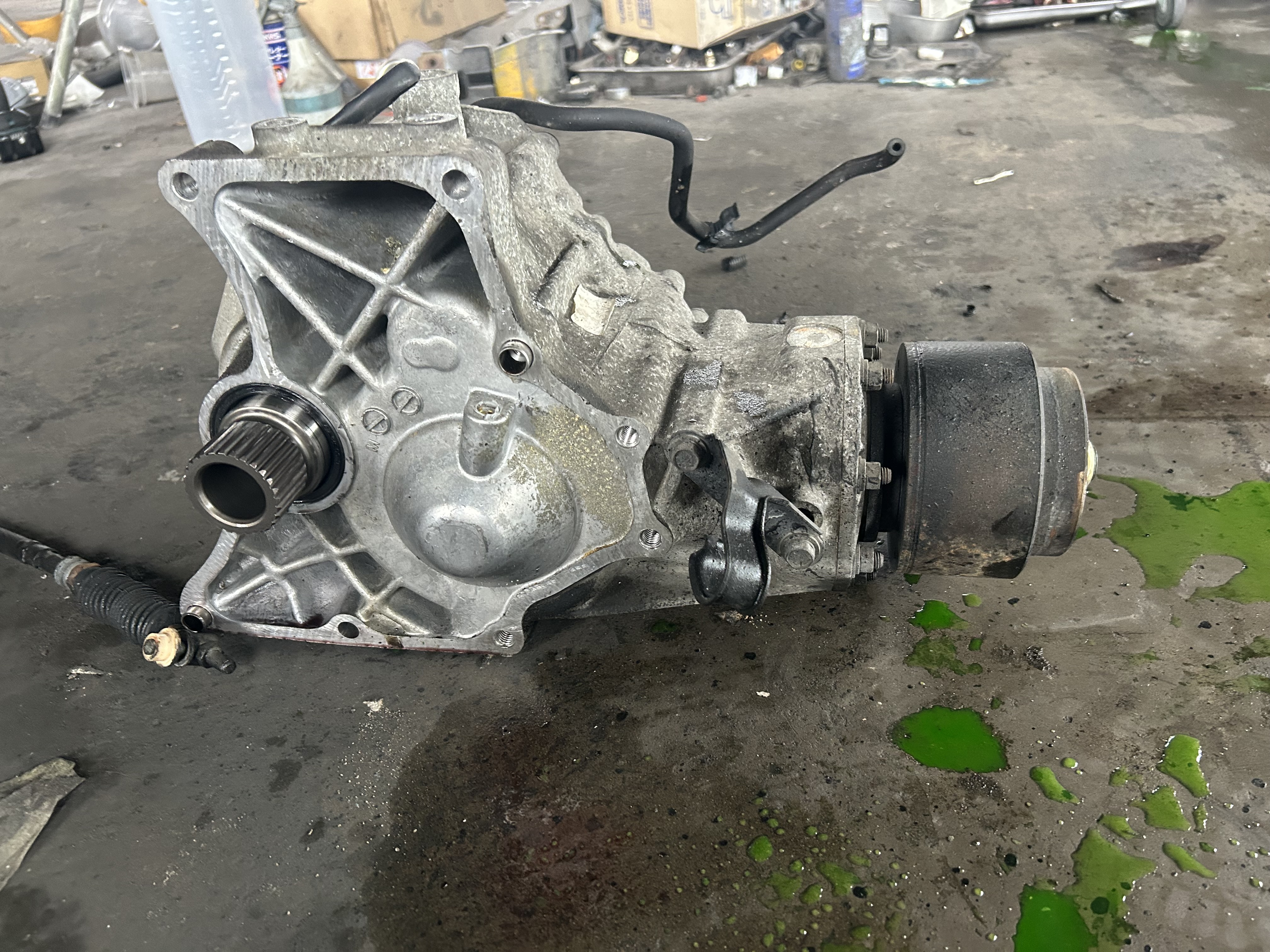 4WD transfer case housing and mating flanges checked for fluid weeping and gasket degradation.