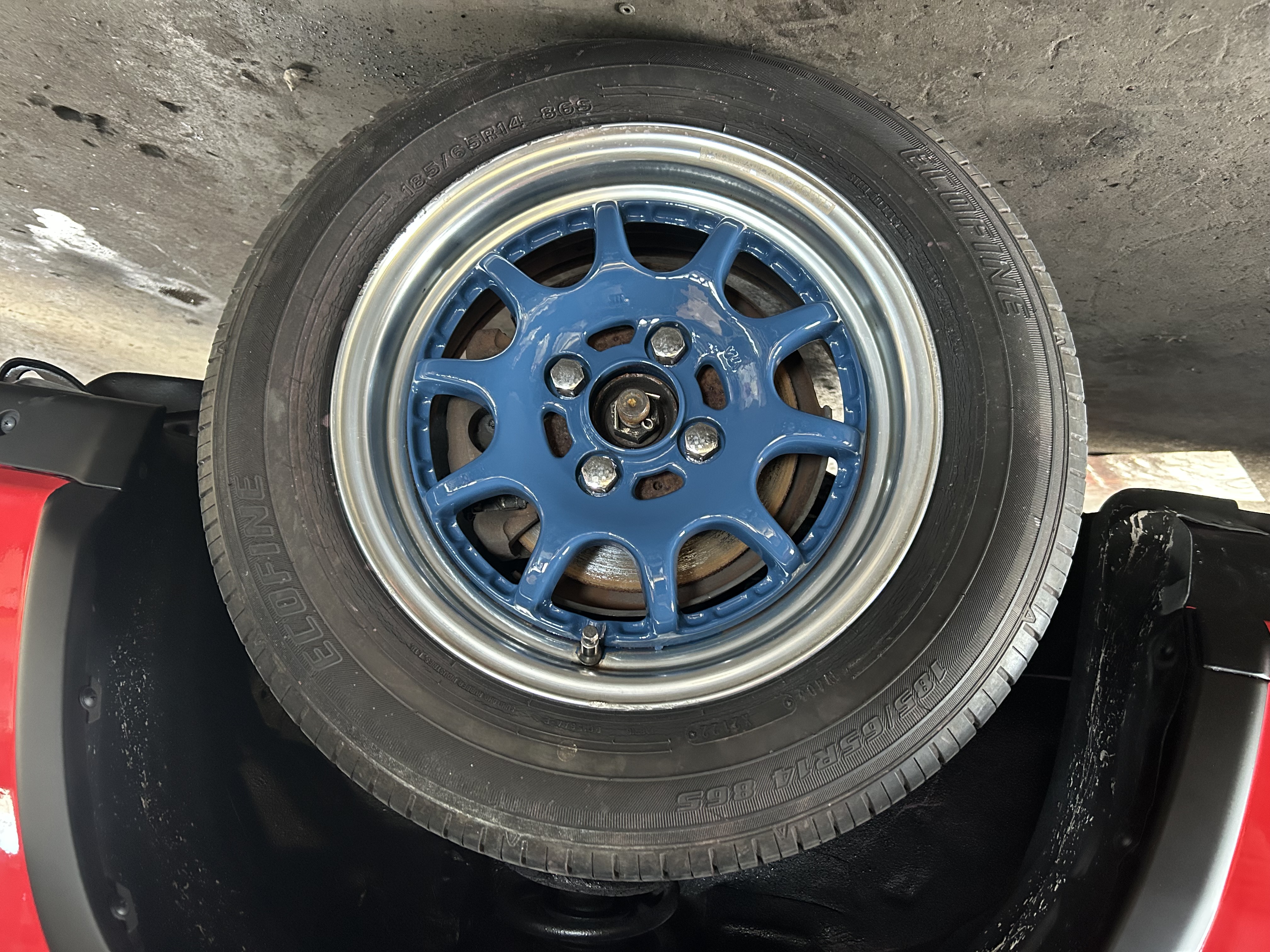 Deep blue wheel center as a contrasting exterior detail